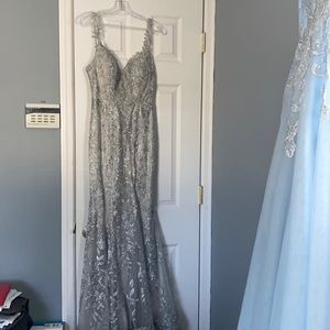 Stunning Jovani dress. Only worn a few hours to prom . Great condition